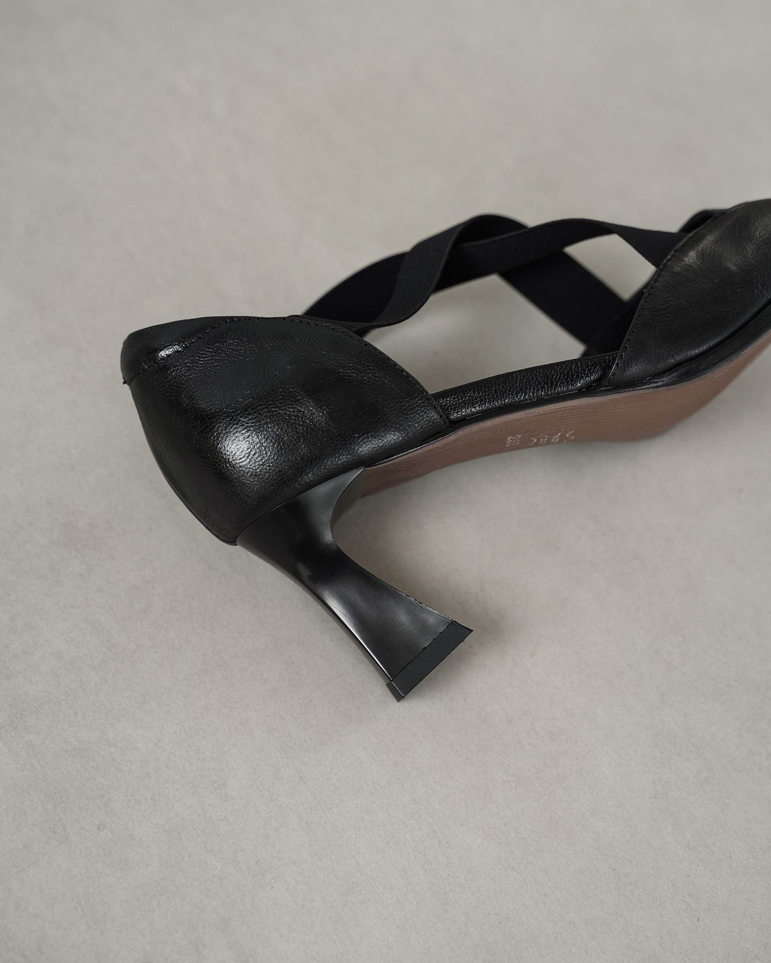 Sandal cao gót nữ da cừu mũi trùm cổ điển, gót vuông ổn định, quai thun co giãn — đen chi tiết 20