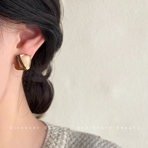 Retro Maillard coffee-colored earrings for women with artistic temperament, acrylic smudged earrings, niche high-end white earrings