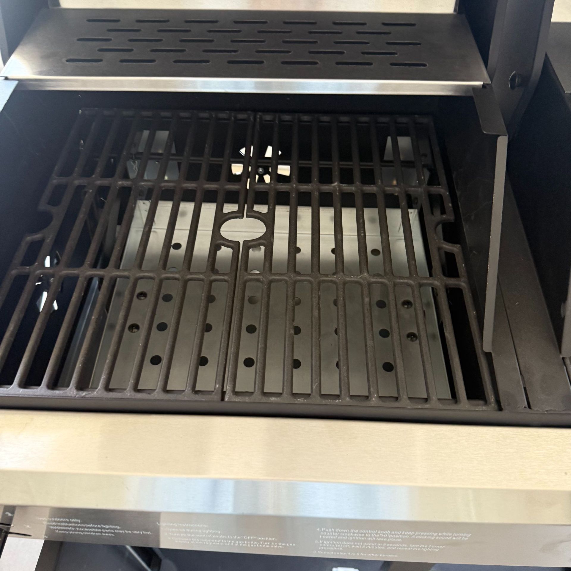 Nueva parrilla de barbacoa de venta al por mayor de acero inoxidable del fabricante, parrilla portátil para acampar en el campo, parrilla de barbacoa de encimera empotrada