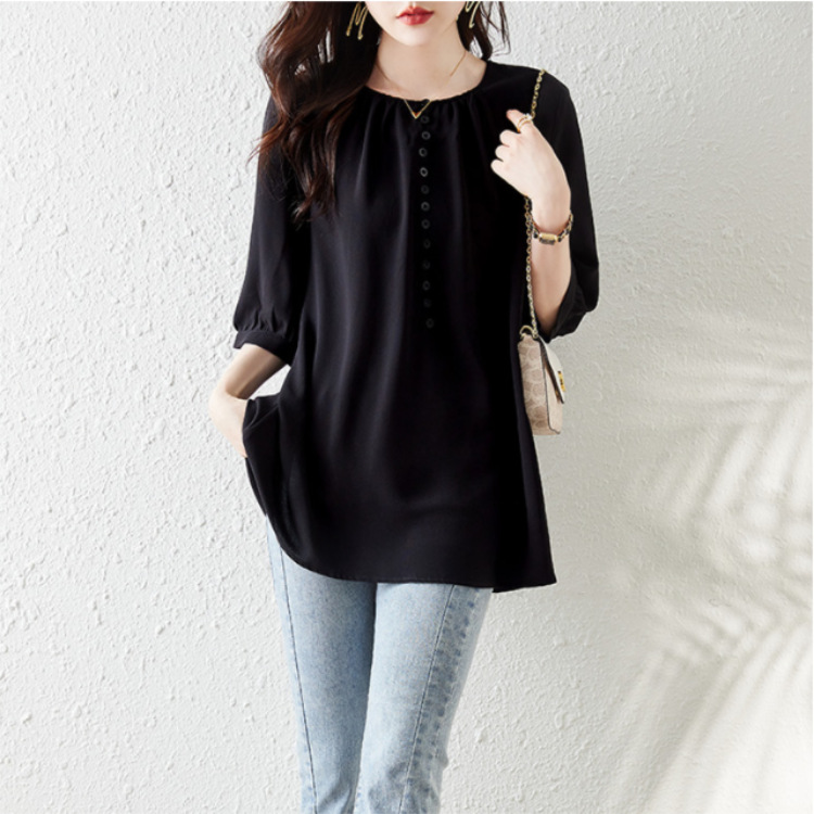Real photos of plus-size short-sleeved loose T-shirts for 200-pound women, designed to be slimming and flattering.