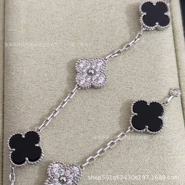 High-End Panda Eye Five-Flower Bracelet in White Gold with Full Diamonds and Black Shell, Fashionable and Luxurious Design, Suitable for Both Men and Women High-End Panda Eye Five-Flower Bracelet in White Gold with Full Diamonds and Black Shell, Fashionable and Luxurious Design, Suitable for Both Men and Women