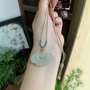Hetian jade carved auspicious cloud lock, ice moist, delicate as fat, elegant color, fine workmanship, even