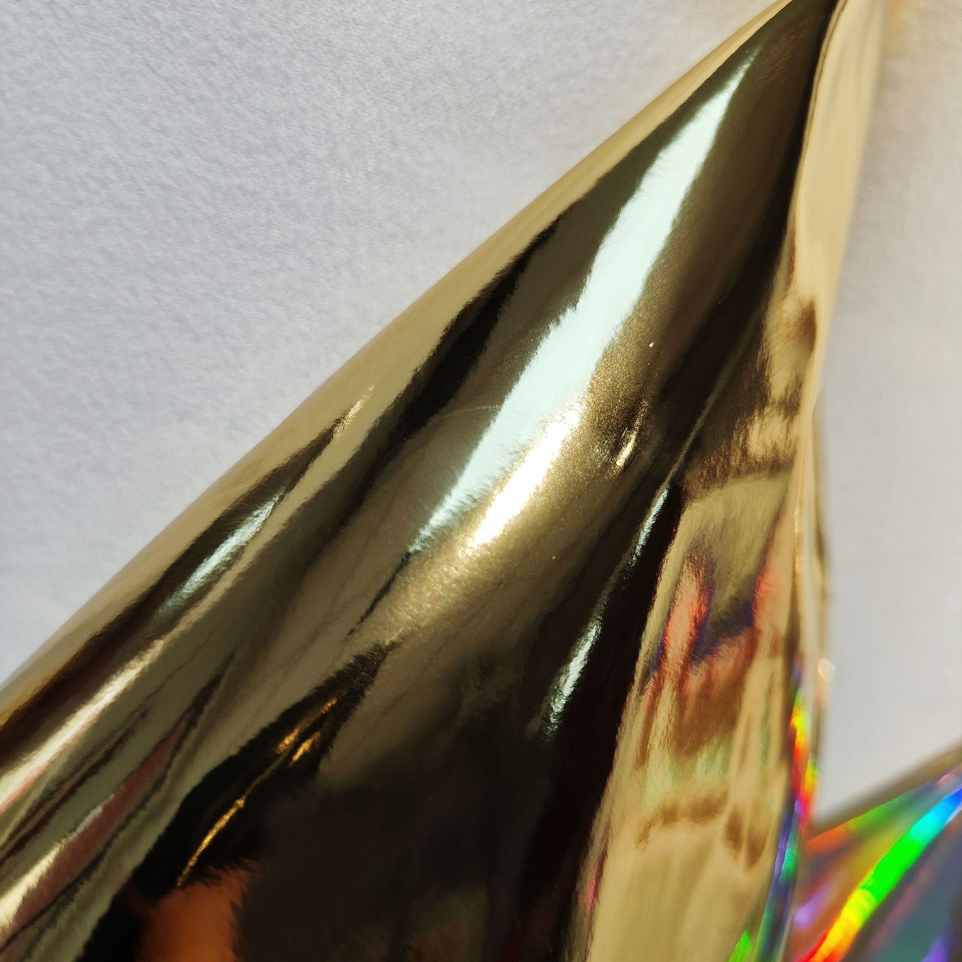 pu镜面皮革超亮漆皮反光亮皮箱包服装鞋材面料厂家直销量大从优