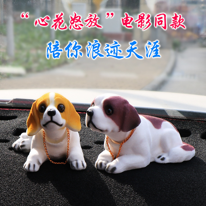 車の置物の首を横に振って犬の樹脂の金を萌えます。|undefined
