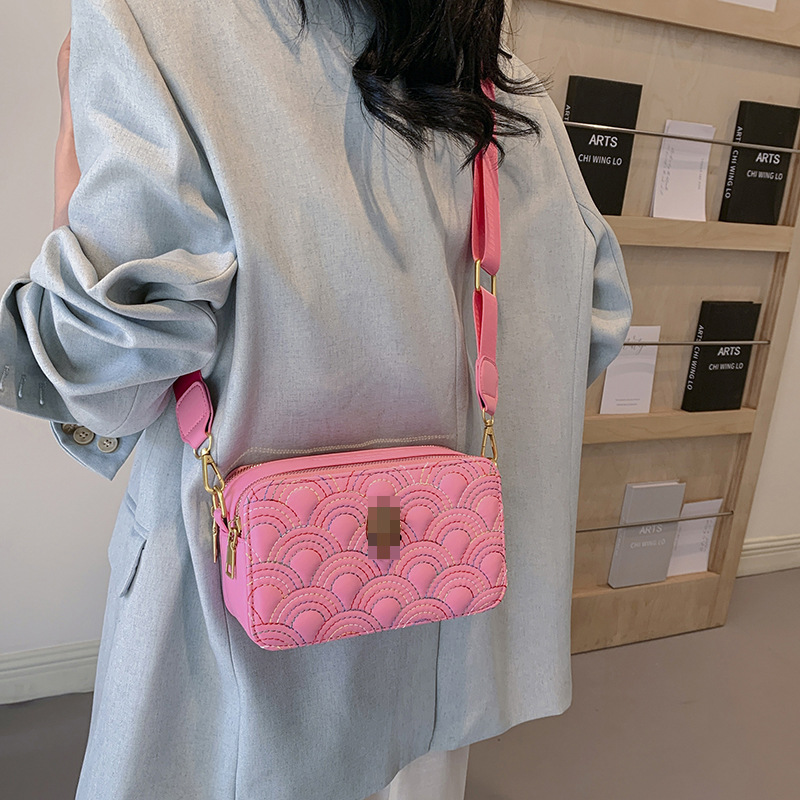 Bolso de hombro transfronterizo, diseño de nicho femenino, moda, tendencia, bolso de mensajero, cinturón de hombro ancho tallado de alta gama, bolso cuadrado pequeño para cámara