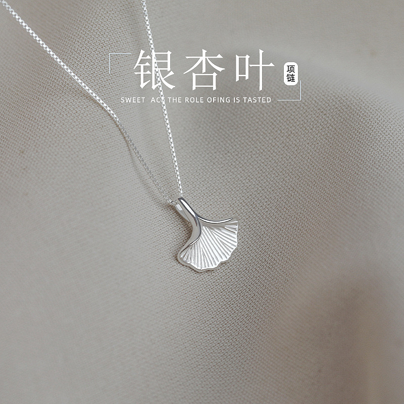 银杏叶项链女2025年新款爆款轻奢小众高级设计感颈链吊坠生日礼物
