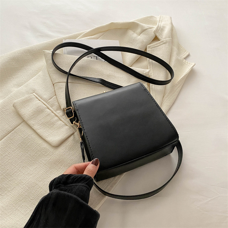 Versión coreana del bolso pequeño simple mujer 2024 nueva moda bordado bolso cuadrado pequeño portátil estilo occidental todo-fósforo bandolera