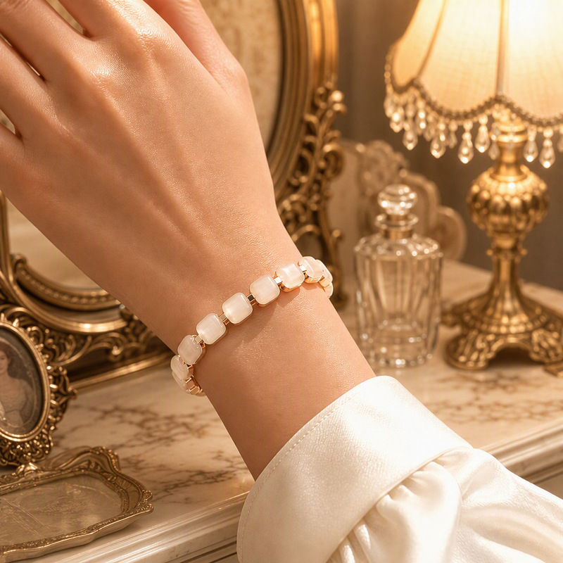 French-Style Gentle and Luxurious Square Bracelet for Women, with a High-End Feel, Light Luxury, Niche Design, Exquisite and Atmospheric Jewelry