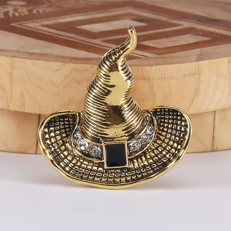 Estilo europeo y americano retro bruja sombrero broche versátil Ropa Accesorios Halloween magia sombrero pin hembra en stock venta al por mayor