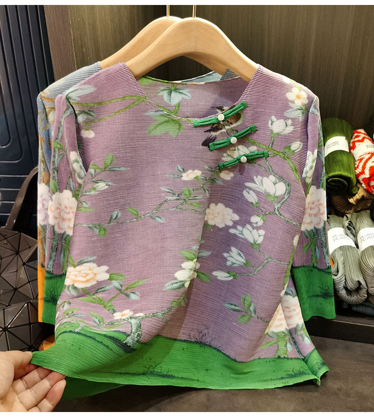 Áo thun dài tay nữ phối nút bấm in họa tiết hoa văn xếp ly, form rộng thoải mái — Tím hoa, Màu xanh lam chi tiết 3