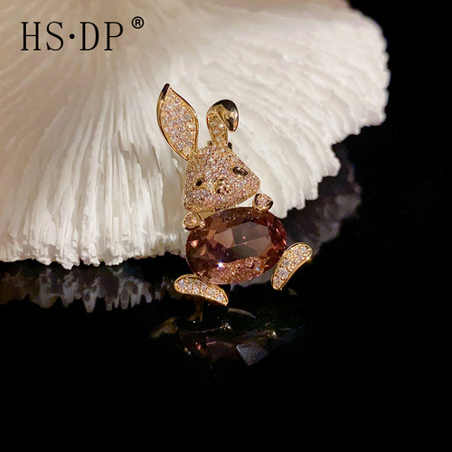 Light luxury, ultra-shiny, premium-quality, adorable rabbit brooch—vintage, niche-designed, fashion-forward, and uniquely crafted pin/necklace accessory