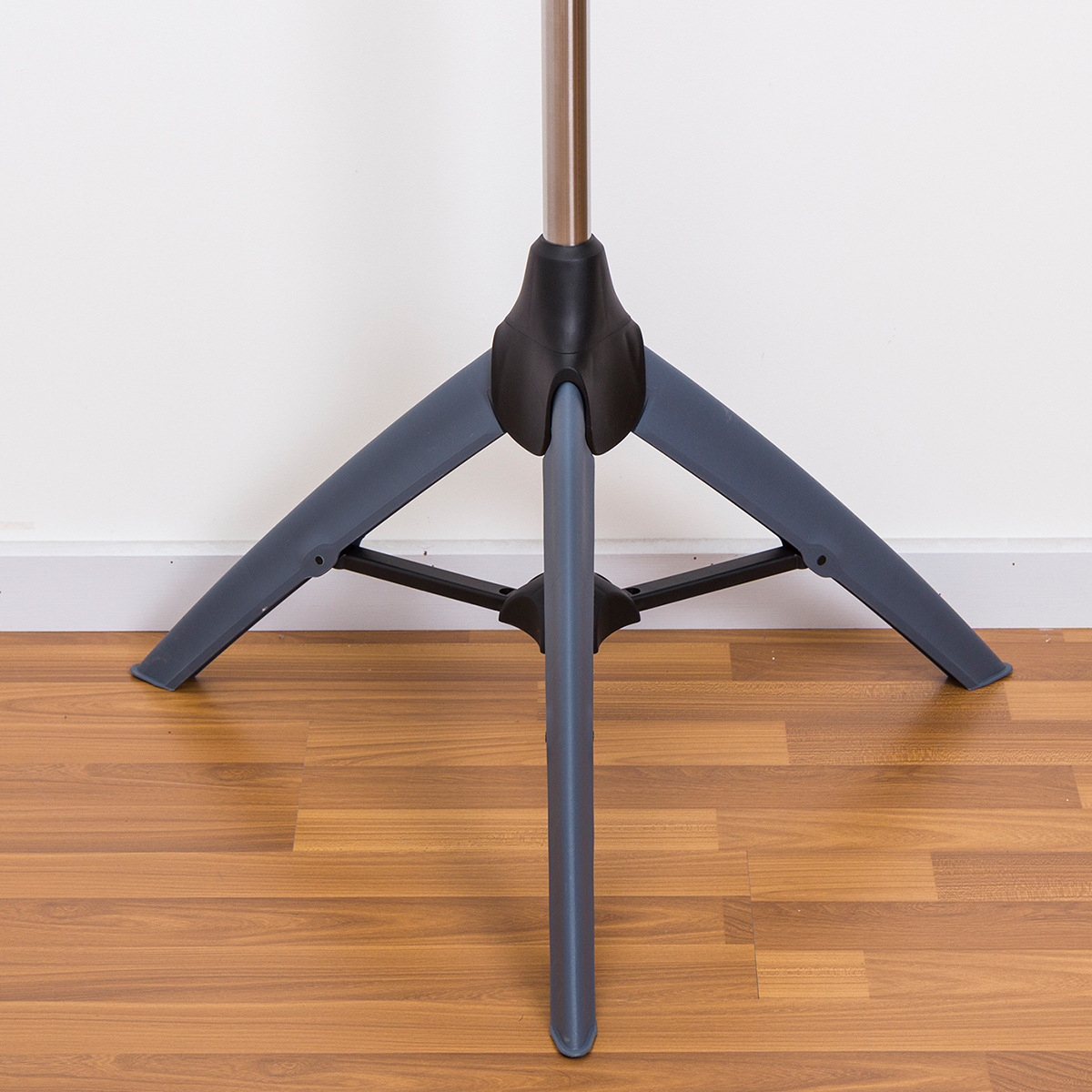 Ou runzhe 32-Tubo de piso plegable retráctil percha de ropa de tres piernas percha de ropa extraíble portátil para viajes