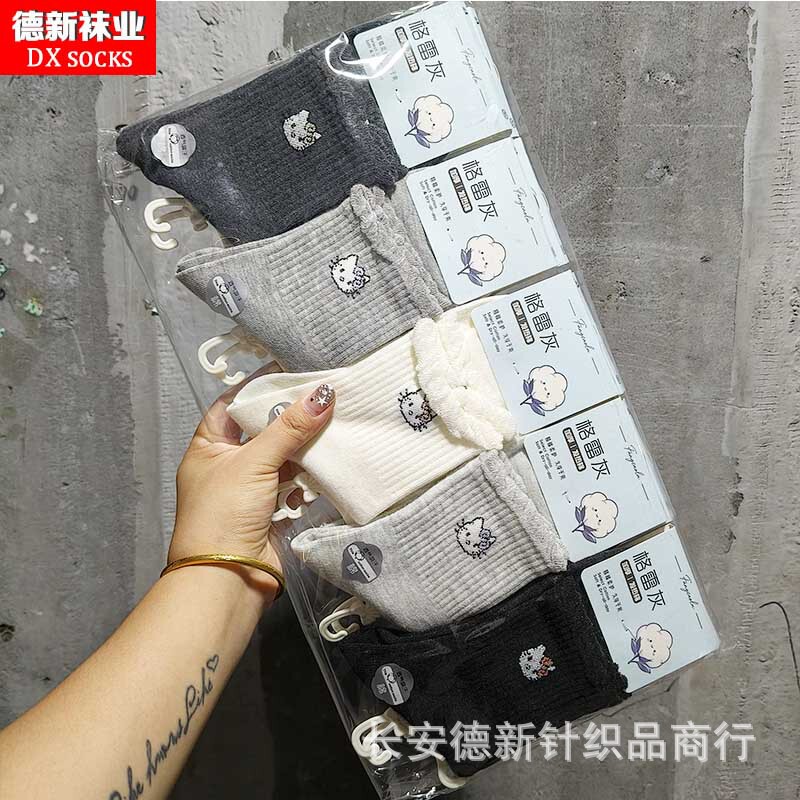 Gray-toned women's socks for autumn and winter, striped Korean-style ins trendy college-style mid-calf socks, versatile sports socks Gray-toned women's socks for autumn and winter, striped Korean-style ins trendy college-style mid-calf socks, versatile sports socks