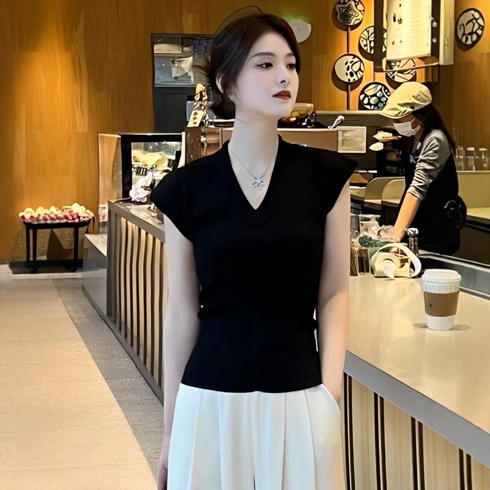 Áo hai dây nữ cổ V ren, chất liệu lụa dệt kim mát lạnh, lưng dây buộc, dáng ôm sát — đen