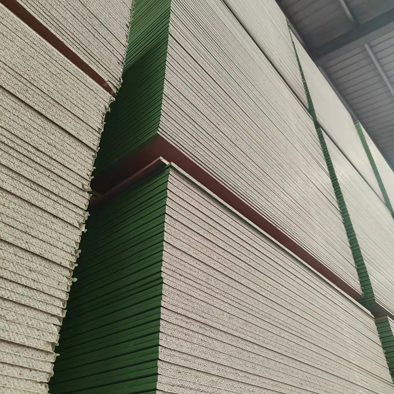 En stock al por mayor de absorción de sonido a prueba de humedad tablero de yeso techo material de papel tablero de yeso