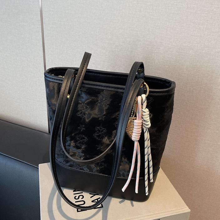 Bolsa de cubo de moda coreana para mujeres 2025, nuevo diseño universal de nicho para viajar bolso de hombro de moda bolso de mujer casual