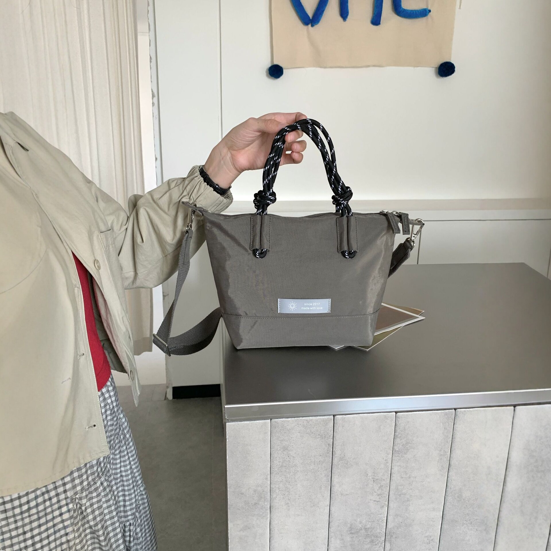 简约轻便手提包女2026新款日系时尚日常通勤尼龙斜挎包上班小拎包