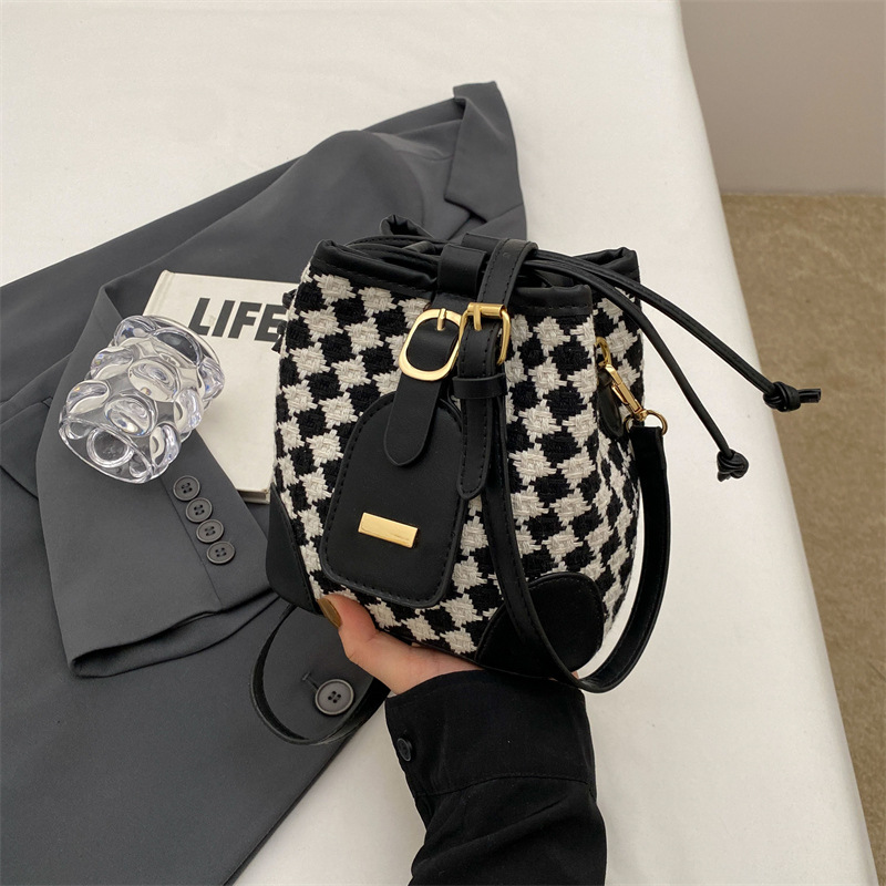 Nicho de diseño retro bolsa de rombo bolso de las mujeres 2023 nuevo de alto grado sentong Qin bolsa de mensajero bolso de cubo de moda todo fósforo