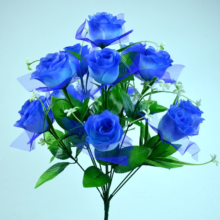 Fabricante de flores artificiales, venta al por mayor de rosas artificiales con doce cabezas, hierba estrella con gasa, rosas pavo real, flores de seda, ramos de flores artificiales.