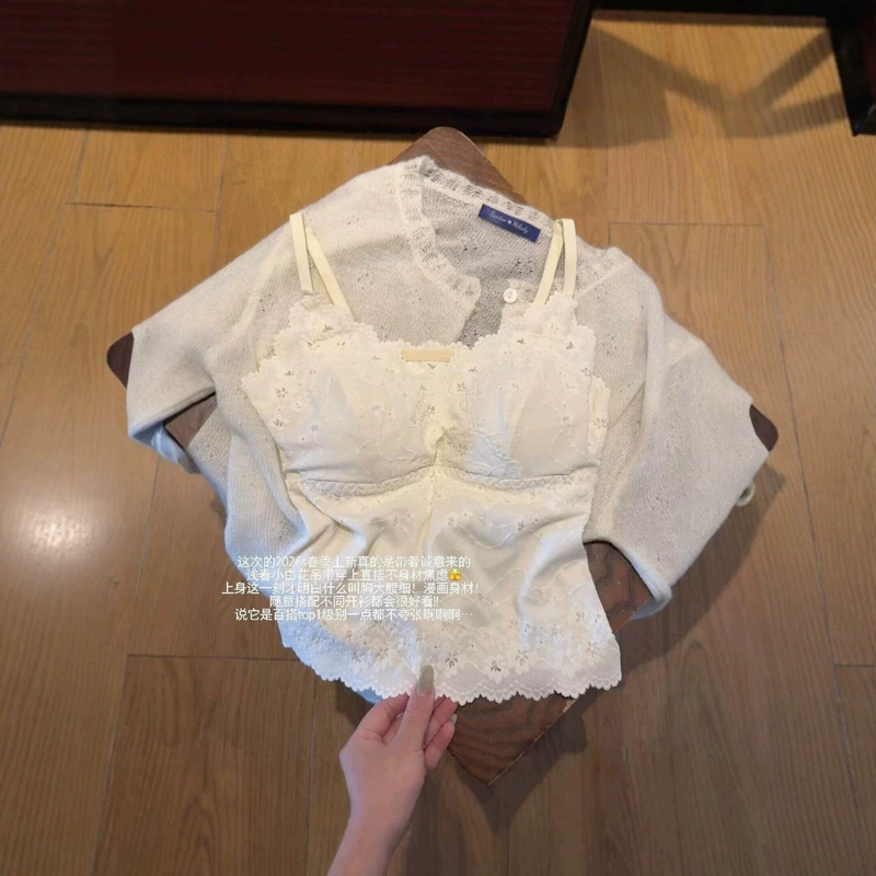 Purely desirable V-neck camisole for spring and summer, with lace embroidery, covers side breasts, with built-in chest pads, integrated beautiful back design, suitable as a base layer