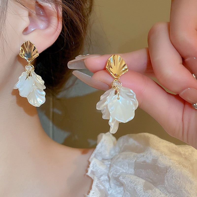 Pendientes de perlas con borla de flores de alta calidad con aguja de plata Pendientes de todo fósforo de moda francesa de nuevo estilo Pendientes de alta calidad de lujo ligero