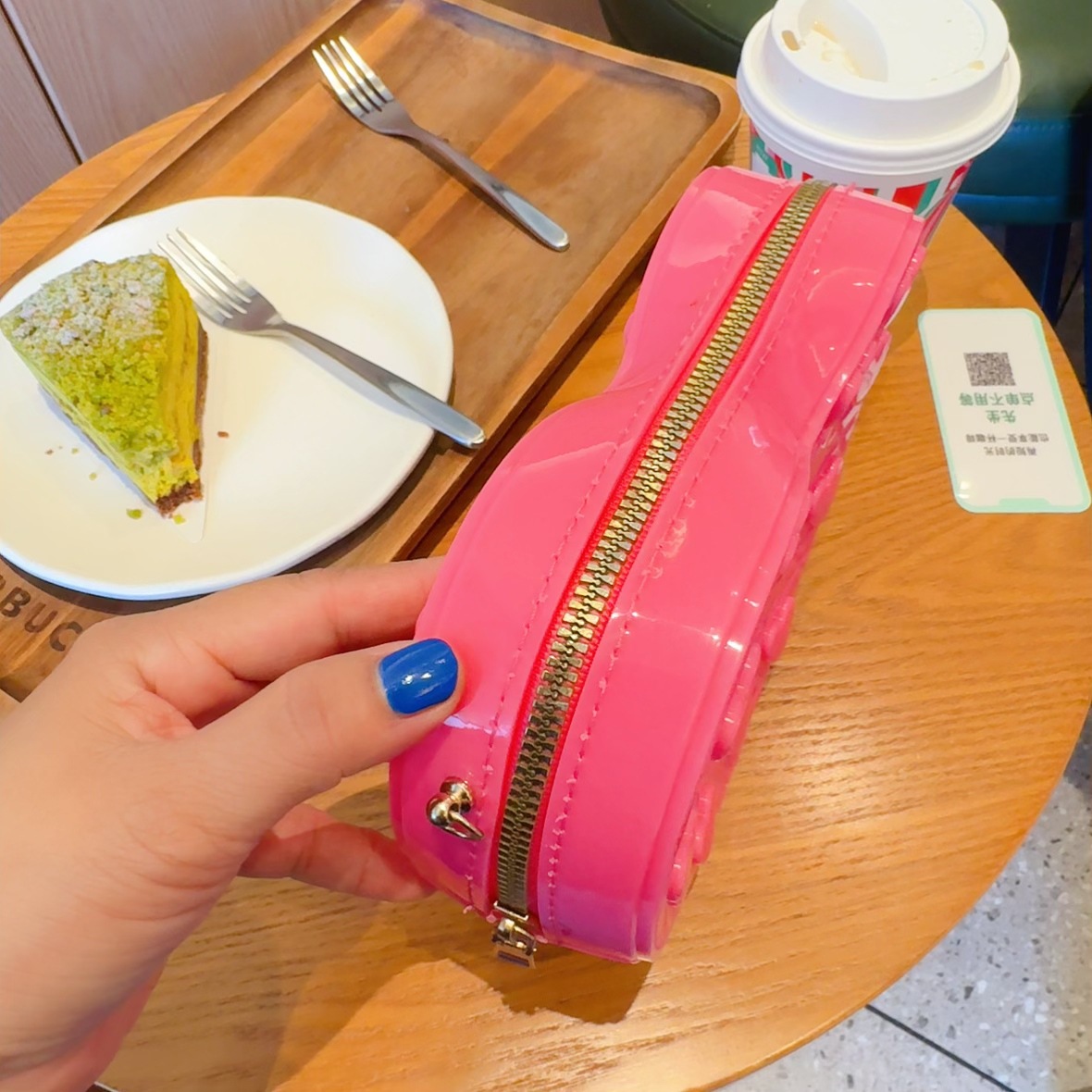 The 2025 new heart-shaped bag is a fashionable and versatile single-shoulder crossbody small bag. It's a cute jelly bag for women in summer undefined