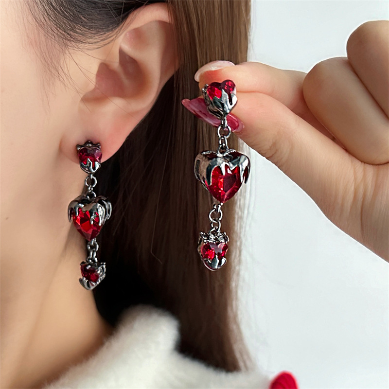 哥特风红色爱心流苏耳钉女2025年新款爆款轻奢高级感气质大气耳饰