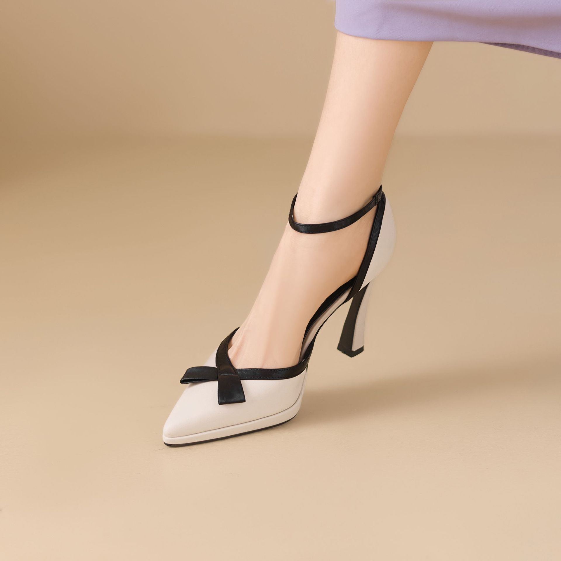 Sandal cao gót nữ phối màu phong cách Chanel, quai một khuy, mũi kín, gót nhọn 9 cm — Rượu vang đỏ, màu trắng ngà