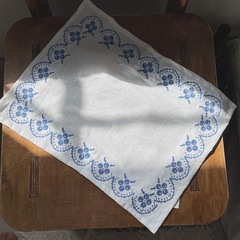 レトロな田園風の純綿刺繍の食事マットのナプキンの甘い店は道具のデスクトップを飾って背景の布を飾ります。