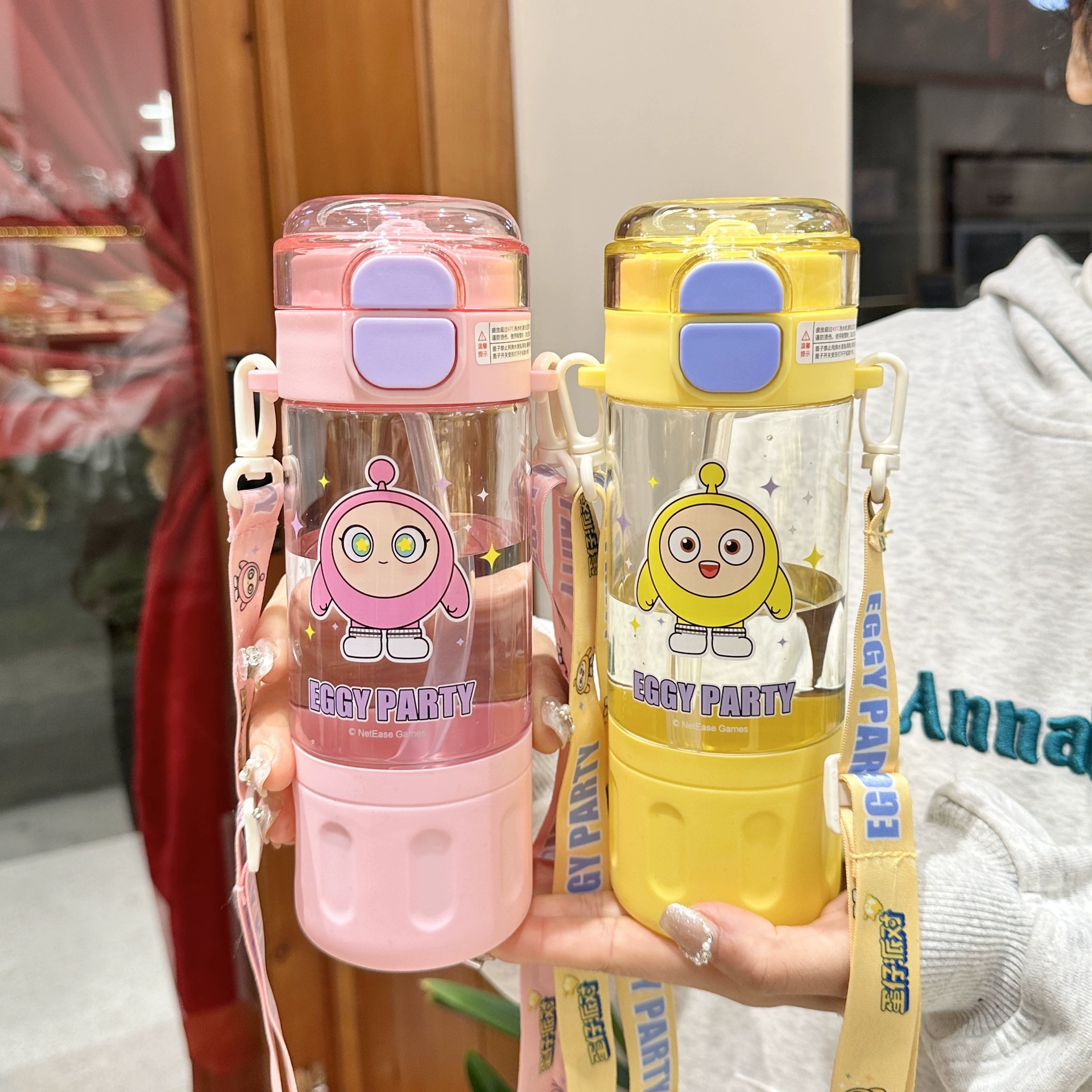 Двойной пластиковый стаканчик для питья Sanrio Family Series с удобной силиконовой присоской для горлышка, двойной дизайн для питья, поставляется с чашкой-шнурком для воды