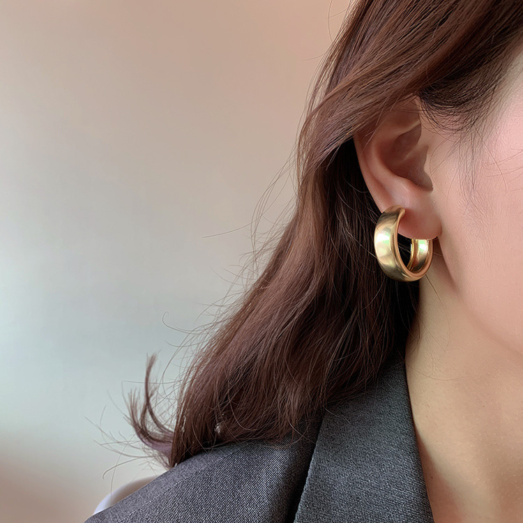 Pendientes tipo C geométricos de metal con aguja de plata 925 para mujer, diseño simple y personal, mismo estilo que influencers image 3