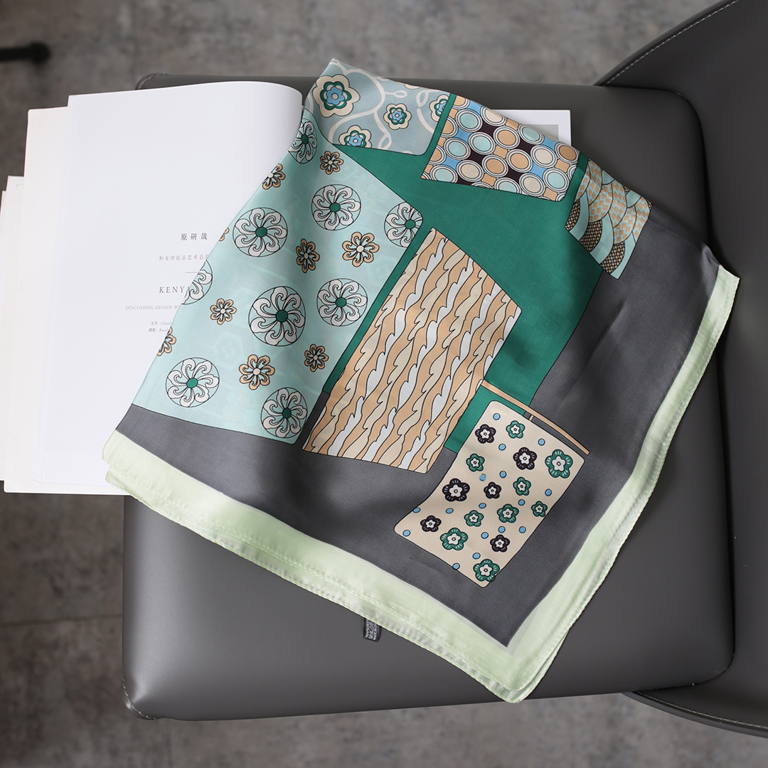 Foulard quadrato in seta da donna elegante e accessorio versatile_voghion.com