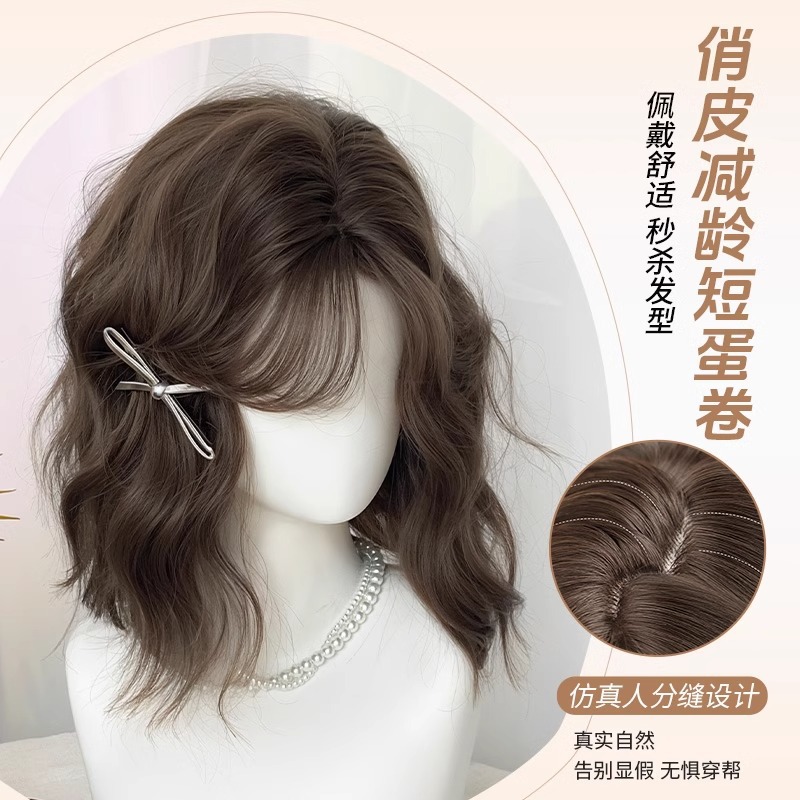 Parrucca Koni da donna a testa piena con graziosi capelli corti e ricci ondulati, naturali e voluminosi, corona alta
