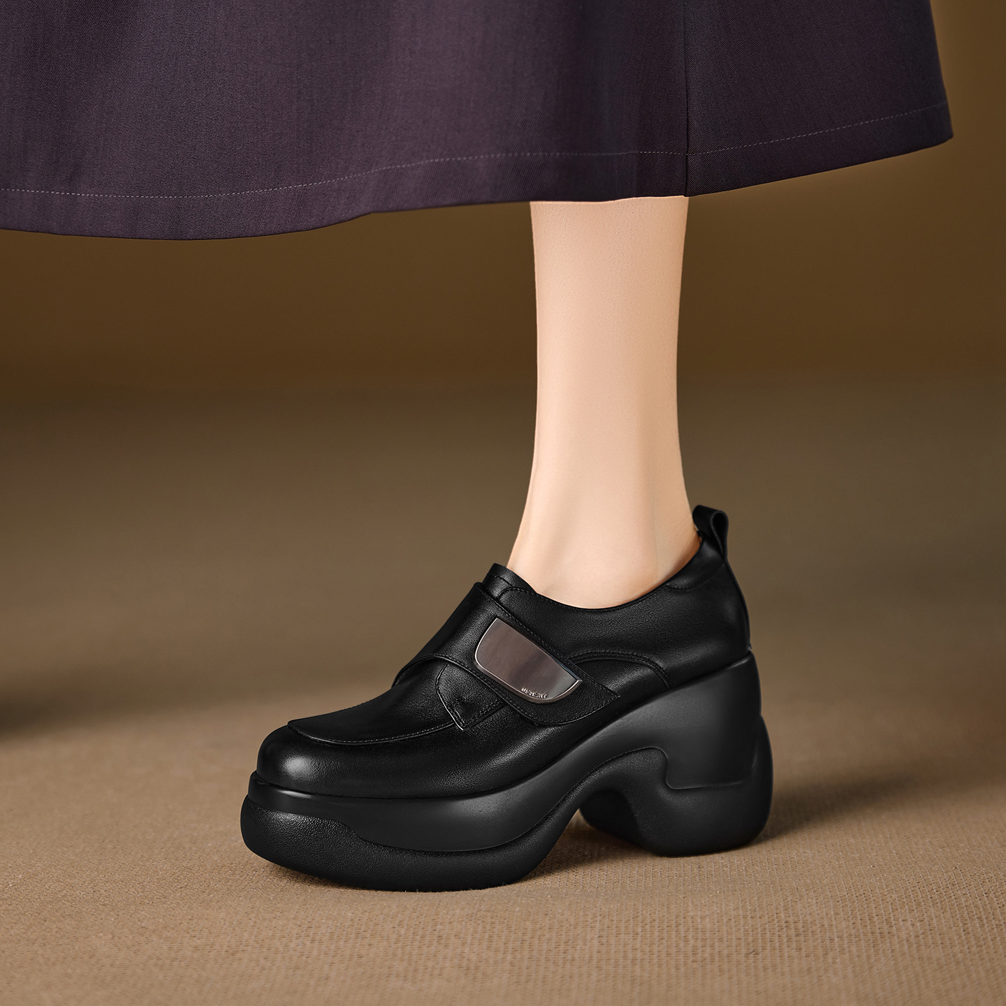 Giày cao gót nữ mũi tròn da bò gót vuông 9 cm quai khóa — màu nâu