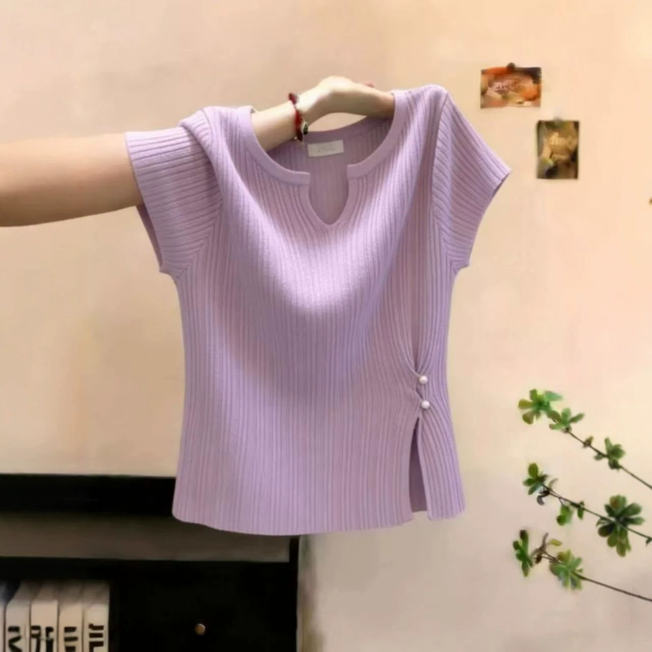 Áo thun nữ cổ tròn tay ngắn cúc ngọc trai dáng ôm — tím hoa cà chi tiết 4