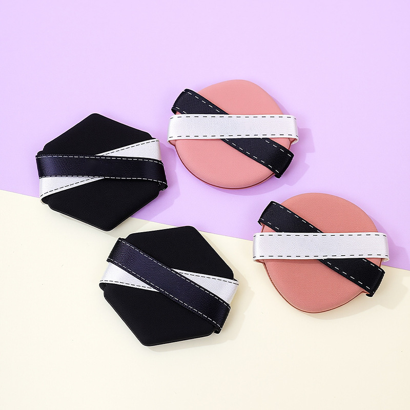 La borla de polvo de cinta de dos colores personalizada de fábrica no come polvo, gotas de agua sin látex, esponja de maquillaje de seis lados en forma de diamante, cojín de aire al por mayor