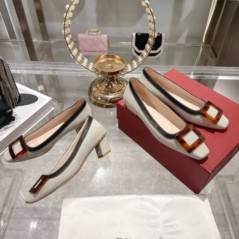 高端品质2026新款方扣粗跟凉鞋金属扣包头后空高跟鞋方头漆皮女鞋