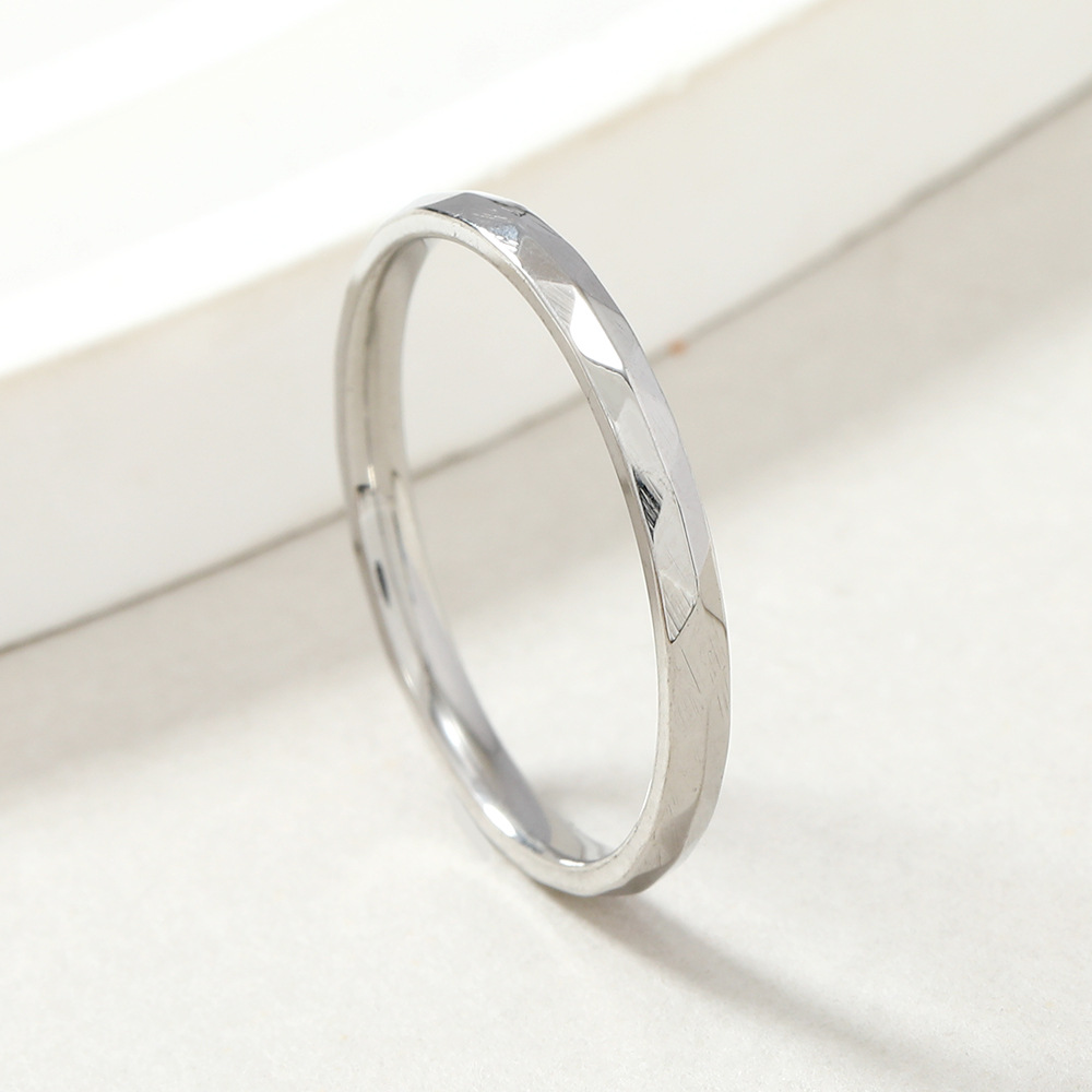 Venta caliente transfronteriza anillo de acero de titanio simple 2mm multi-superficie diamante anillo liso par 18K anillo de oro fábrica de joyería de acero inoxidable
