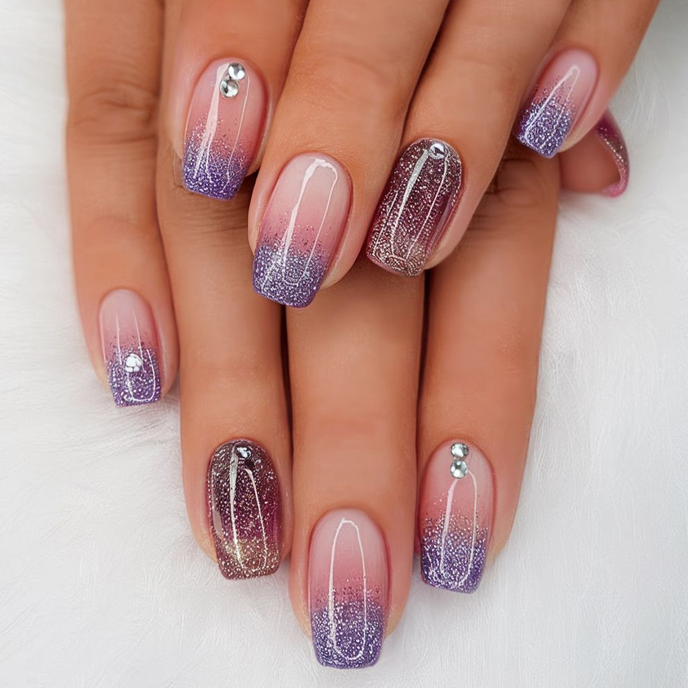 Juego de 24 pegatinas de diamantes de imitación para uñas, puntas de uñas cortas con deslumbrante cielo estrellado, puntas de uñas con purpurina degradada en tono morado.