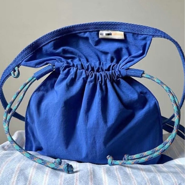 Thai Niche Designer Brand Drawstring Crossbody Bag, Cute, Simple and Lightweight Mobile Phone Bag, Shopping Lightweight Bag