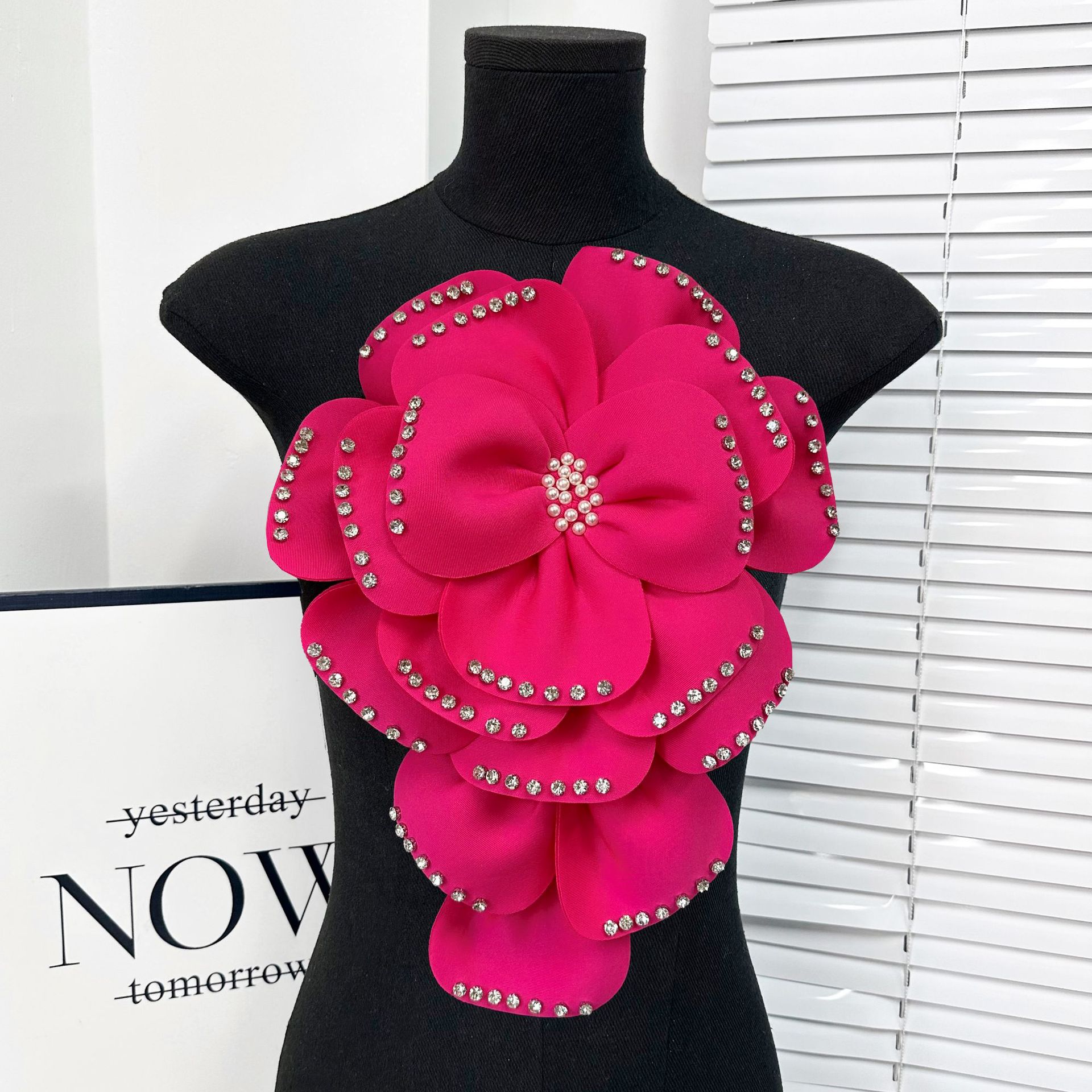 Pequeña multicapa tridimensional perlas de clavos de tela de alta calidad, ropa de flores grandes DIY, vestido, tocado, joyas para el cabello, joyas para el pecho