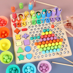 木製の子供たちはビーズを挟んでパズルをします。