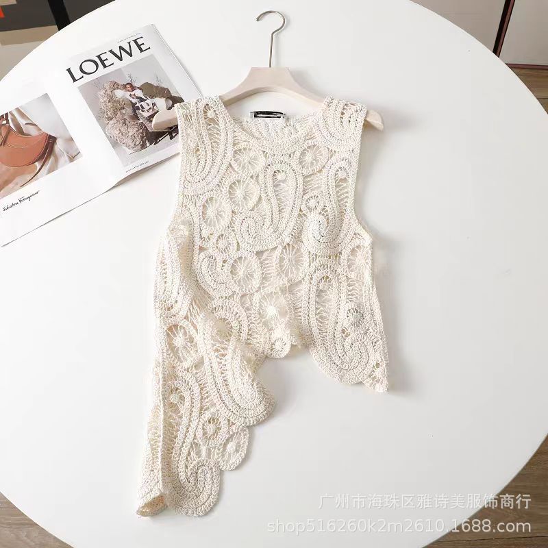 Design knitted spring tank top with a round collar