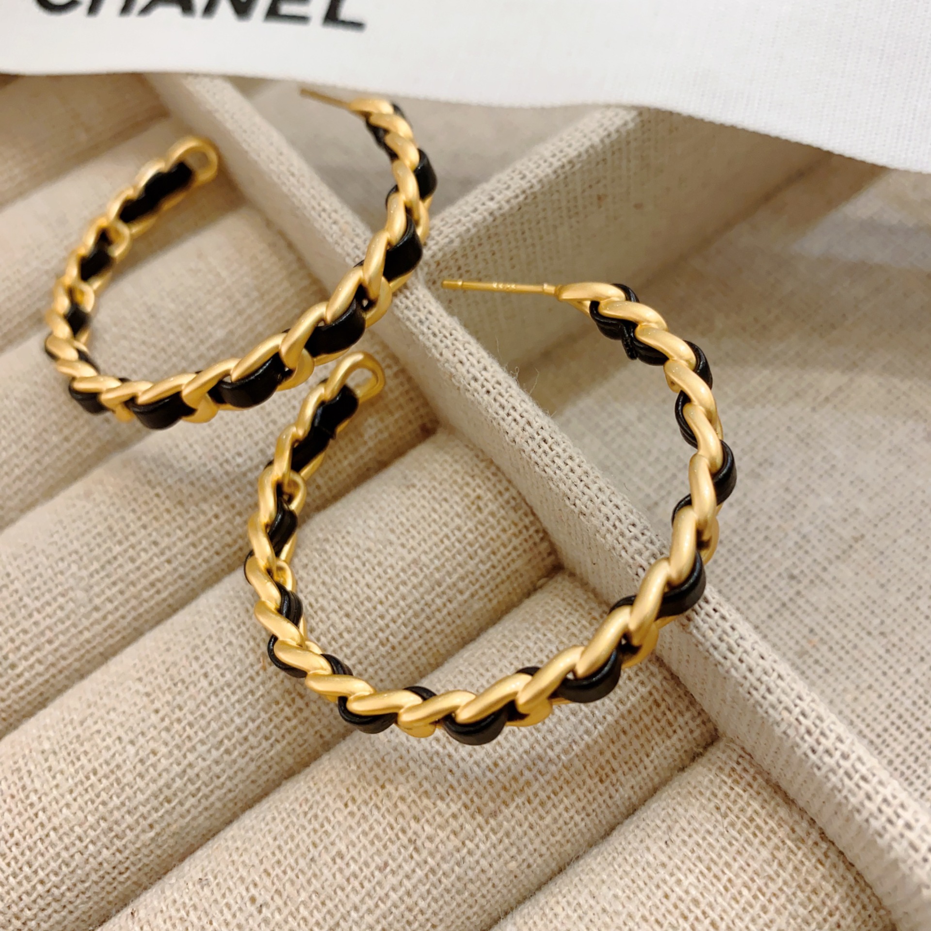 Orecchini a cerchio grandi in metallo in pelle classica in stile designer per il senso del design di nicchia femminile, temperamento di fascia alta, piccoli orecchini profumati_voghion.com