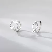 Асимметричная Кошка маленькая рыбья пряжка с ушами Женская мода простые серьги с нишевым дизайном 2023 Новые весенние серьги Tide