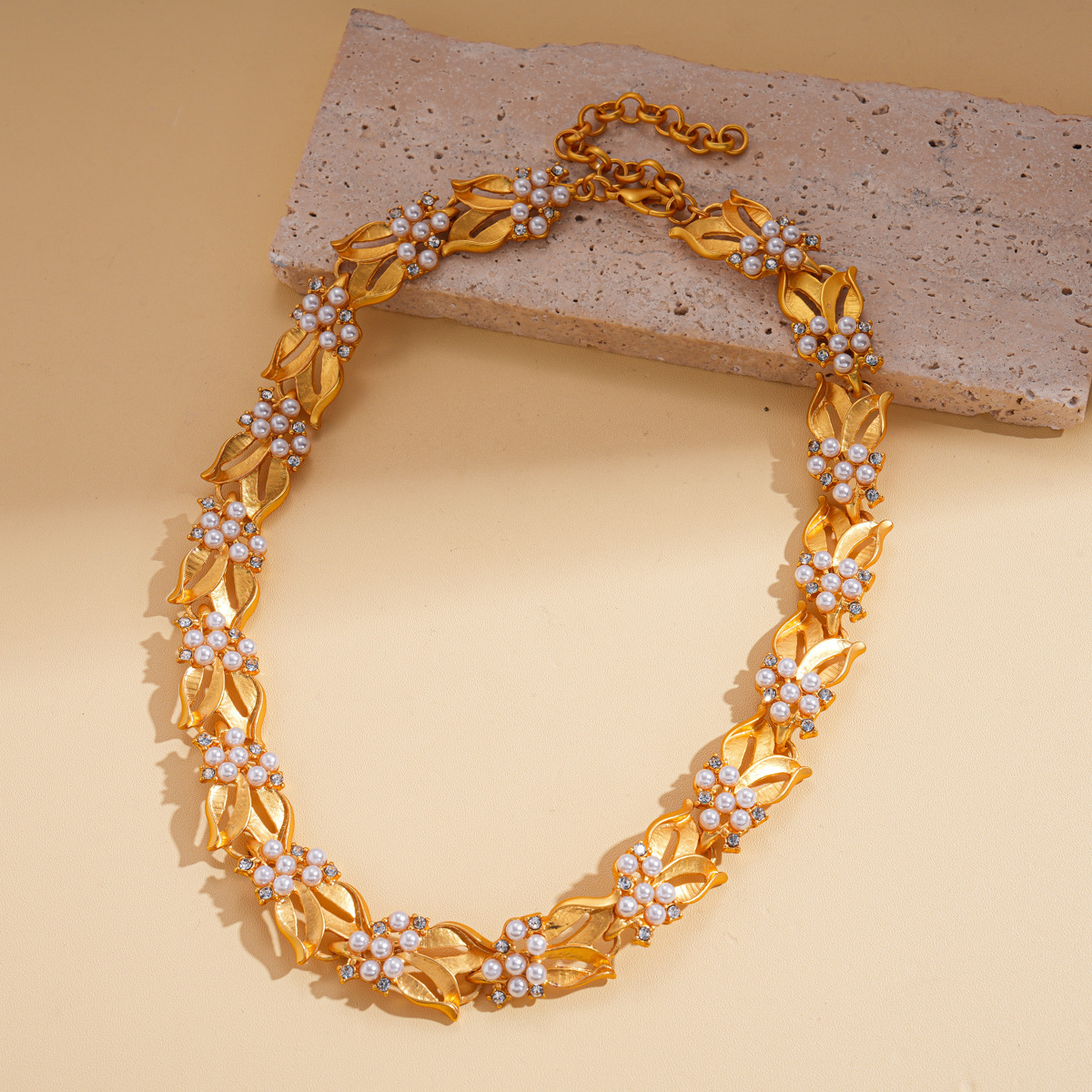 Collar de resina geométrica redonda medieval vintage lujo ligero nicho cerradura corte conjunto de joyería