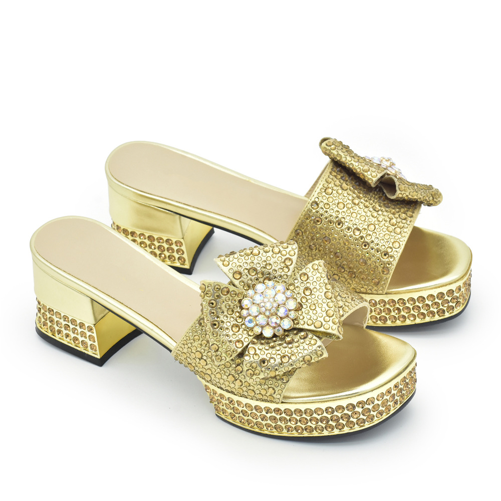 Accessorize the evening with applique studded high-heeled sandals and a full cloth small flash diamond dinner bag set with sandals_voghion.com