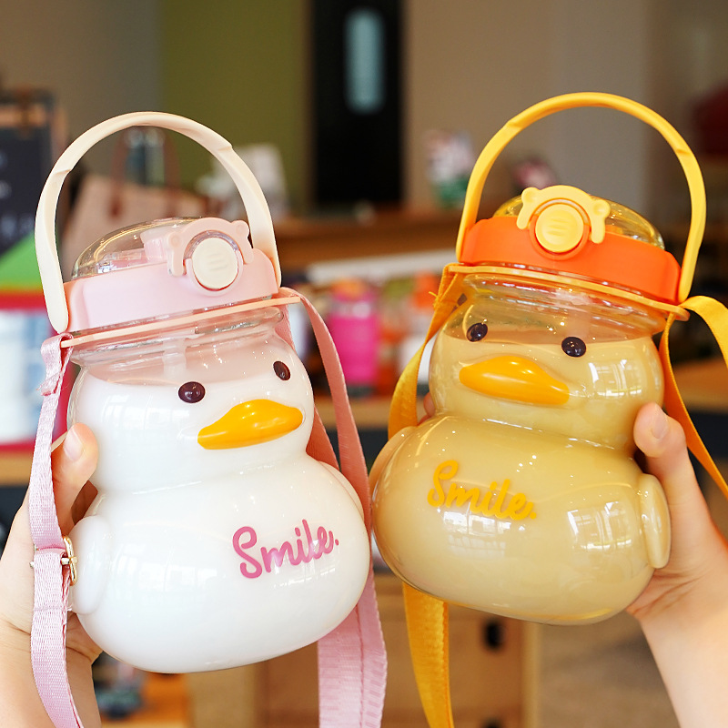 定制小黄鸭吸管塑料水杯卡通儿童礼品水壶大容量户外学生背带水壶