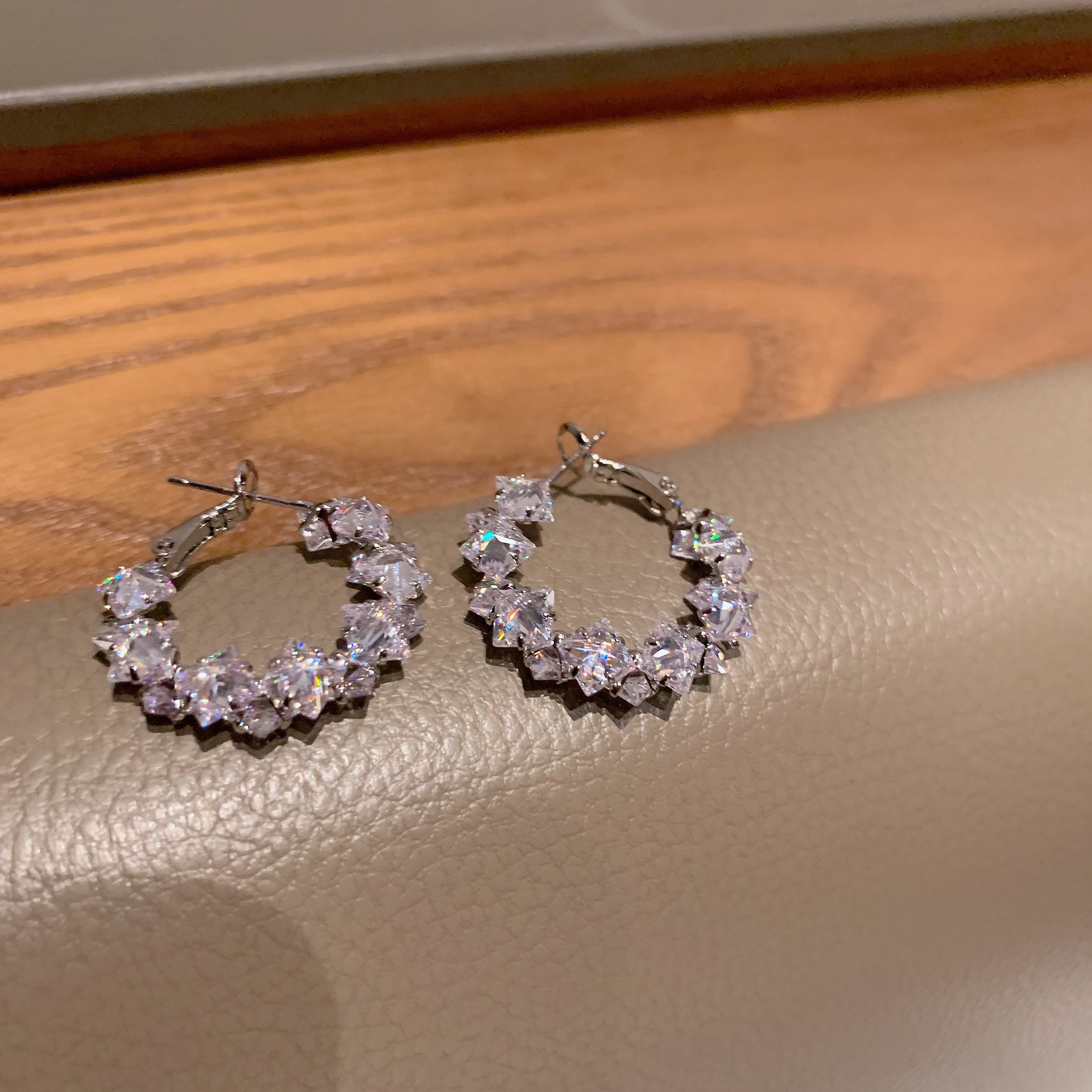 Pendientes rojos de la red de la red de la nueva moda simple, temperamento, orejas súper parpadeantes de todo fósforo, pendientes de círculo de cristal de personalidad japonesa y coreana