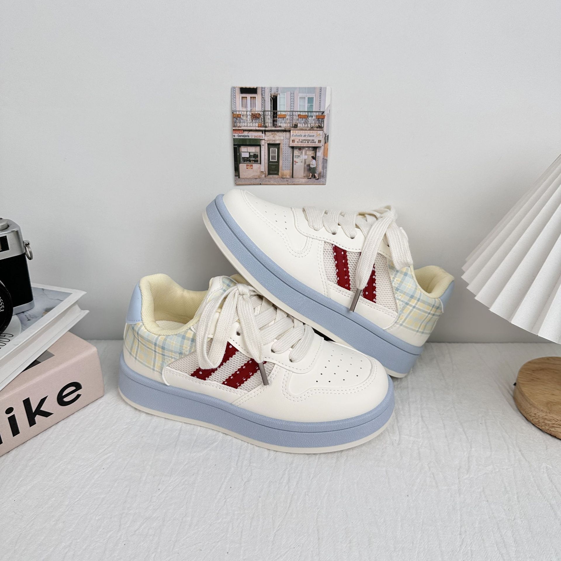 Zapatos de mujer frescos de fondo grueso de ondas distantes 2025 verano nuevos zapatos de skate dulces y lindos, zapatos de malla transpirables pequeños zapatos blancos